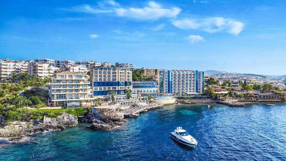 Charisma De Luxe Hotel